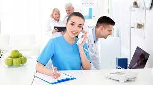 una segretaria di uno studio medico che grazie al corso frequentato è in grado di svolgere vari compiti e sa come rispondere al telefono